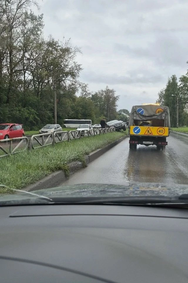 В Березниках автомобиль влетел в ограждение на Советском проспекте