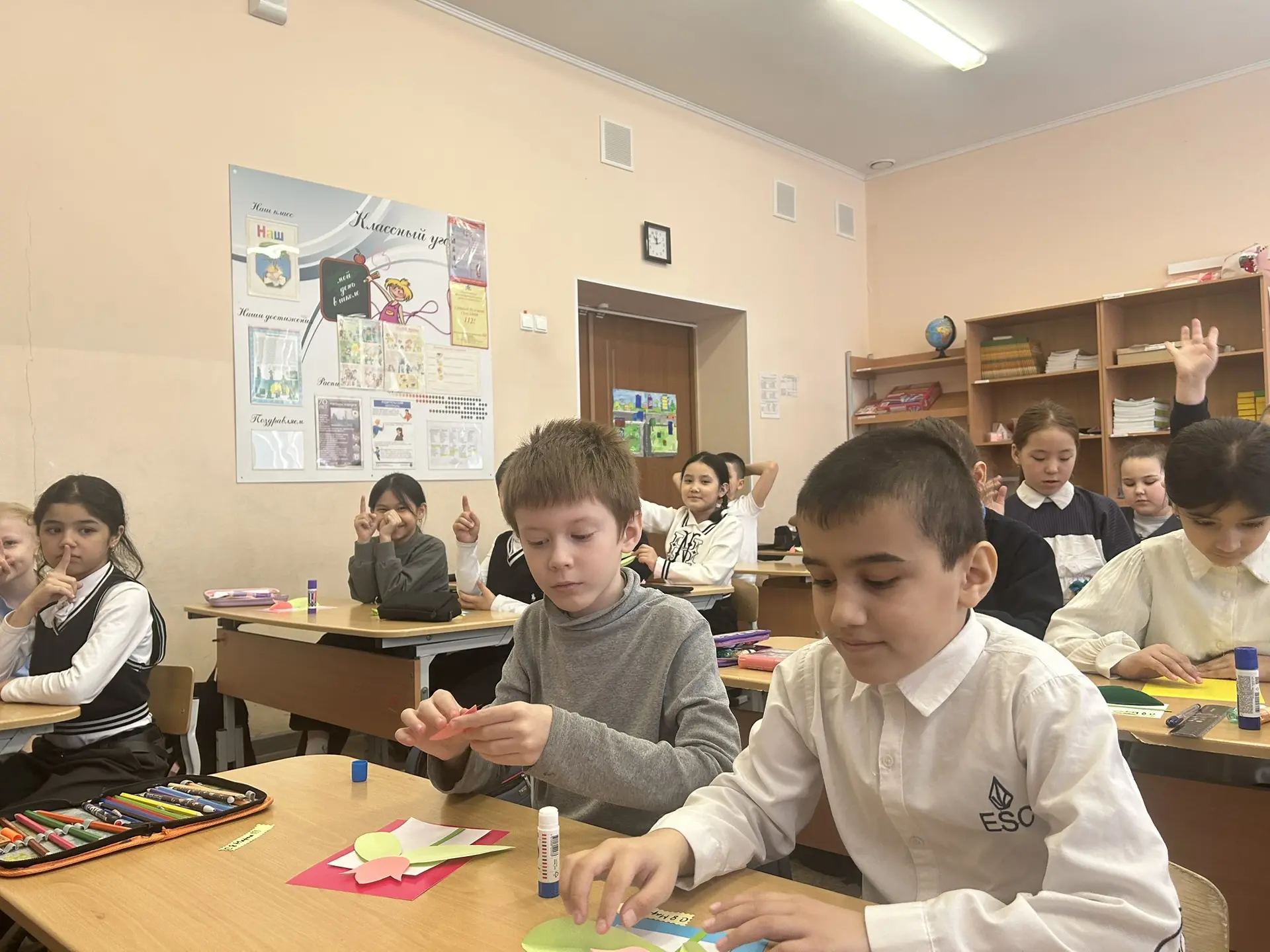 📣Сегодня мы провели мастер-класс по изготовлению открыток к 8 Марта для наших младших школьников!   