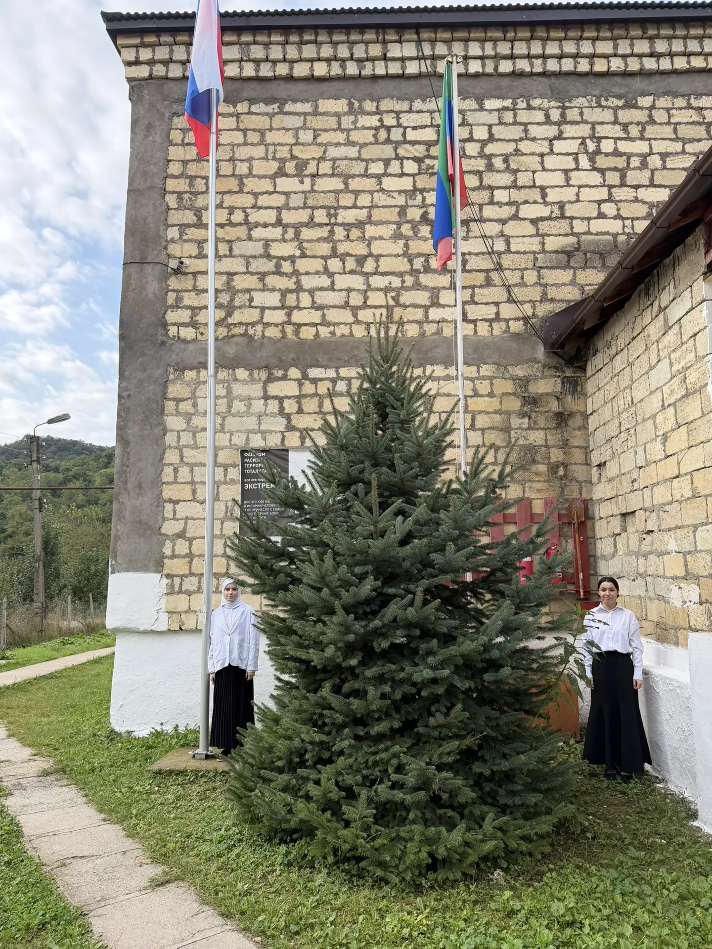 Неделя началась по традиции — с поднятия Государственного флага РФ и исполнения Гимна, ...
