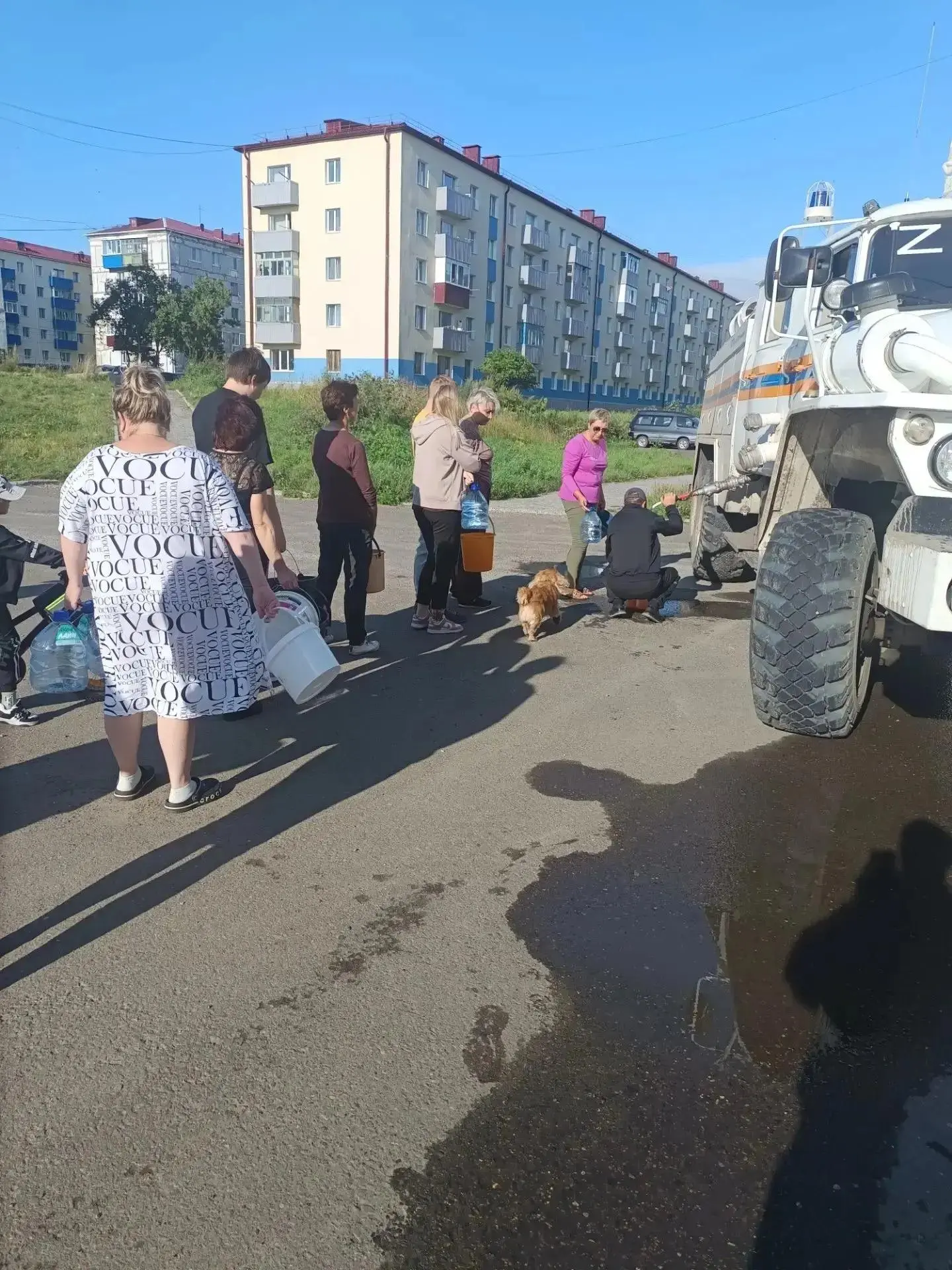Работники пожарно-спасательной службы Сахалинской области ликвидируют последствия циклона