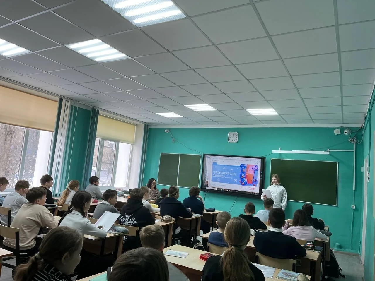 🇷🇺РАЗГОВОРЫ О ВАЖНОМ🇷🇺 Утро понедельника 02 марта 2026 года в школе традиционно началось торжественн