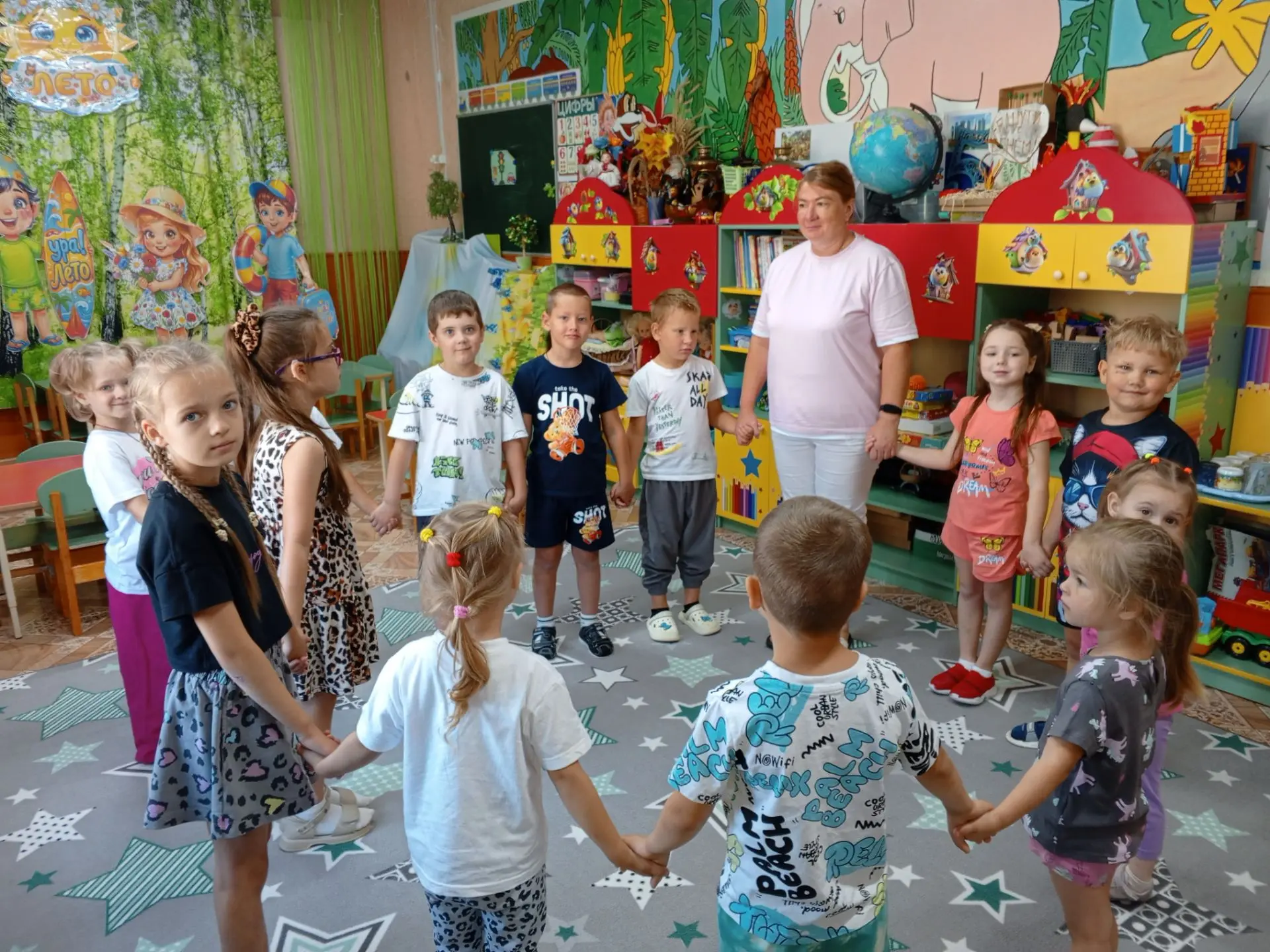 День хоровода мира  отметили в нашем детском саду. С детьми поговорили о дружбе, мире, ...