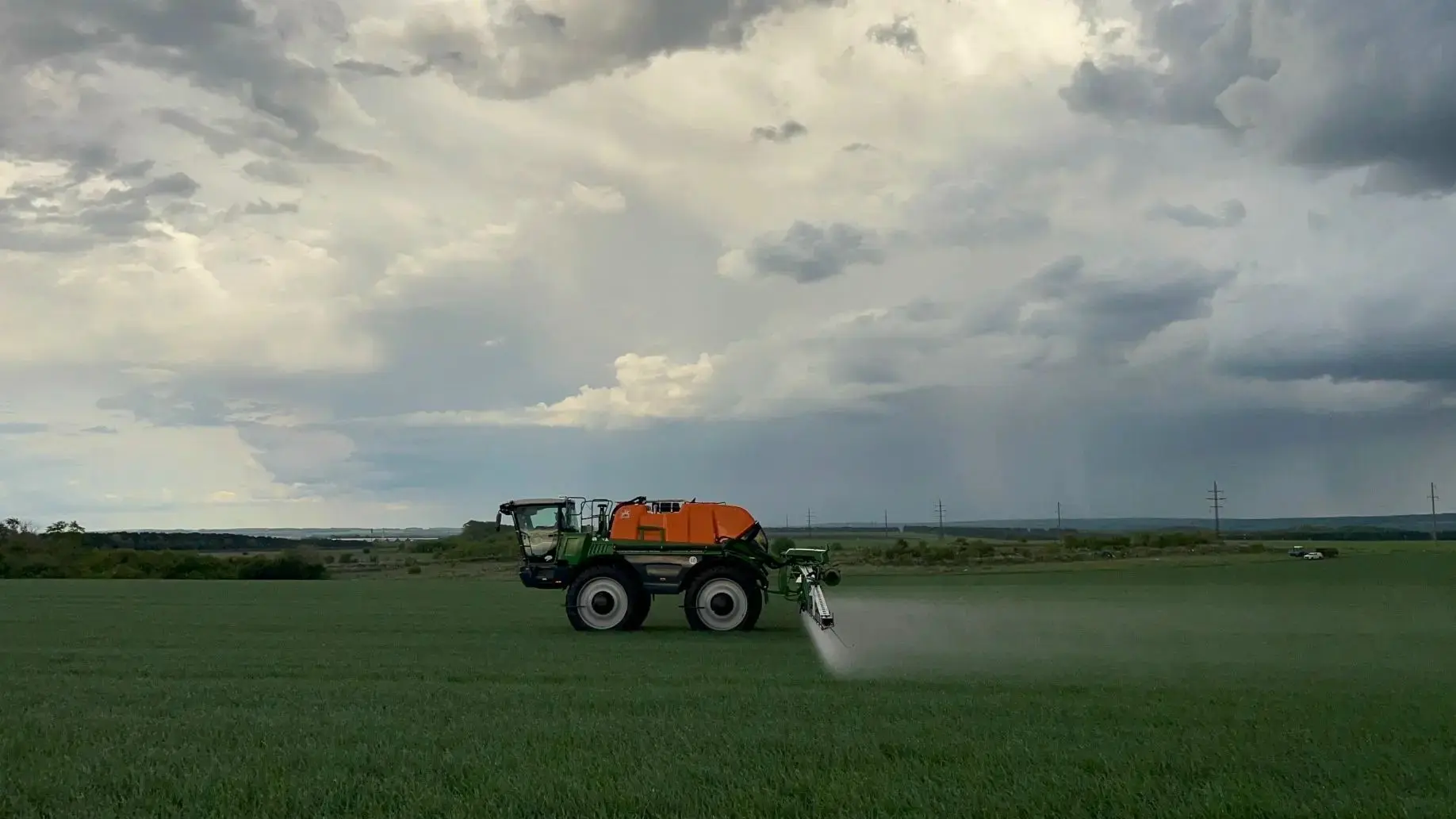 🚜💧В Республике Башкортостан в разгаре уход за посевами сельскохозяйственных культур