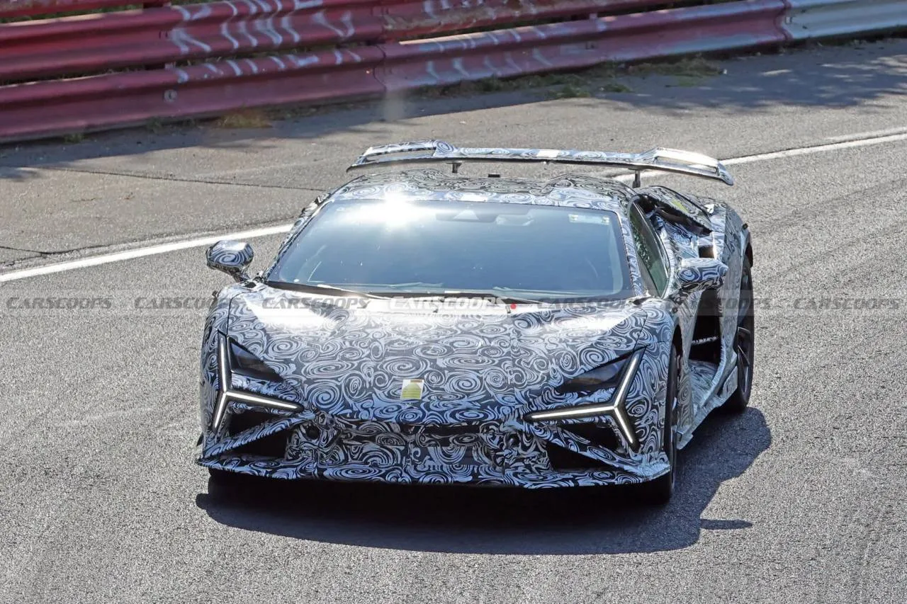 Lamborghini готовит ещё более безумный Revuelto — на Нюрбургринге заметили прототип версии SV.

Супе