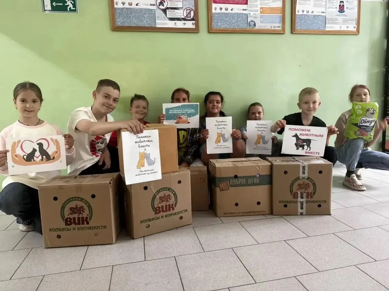 Жизнь пчёл и работу пчеловода изучают школьники Приморья на летних каникулах