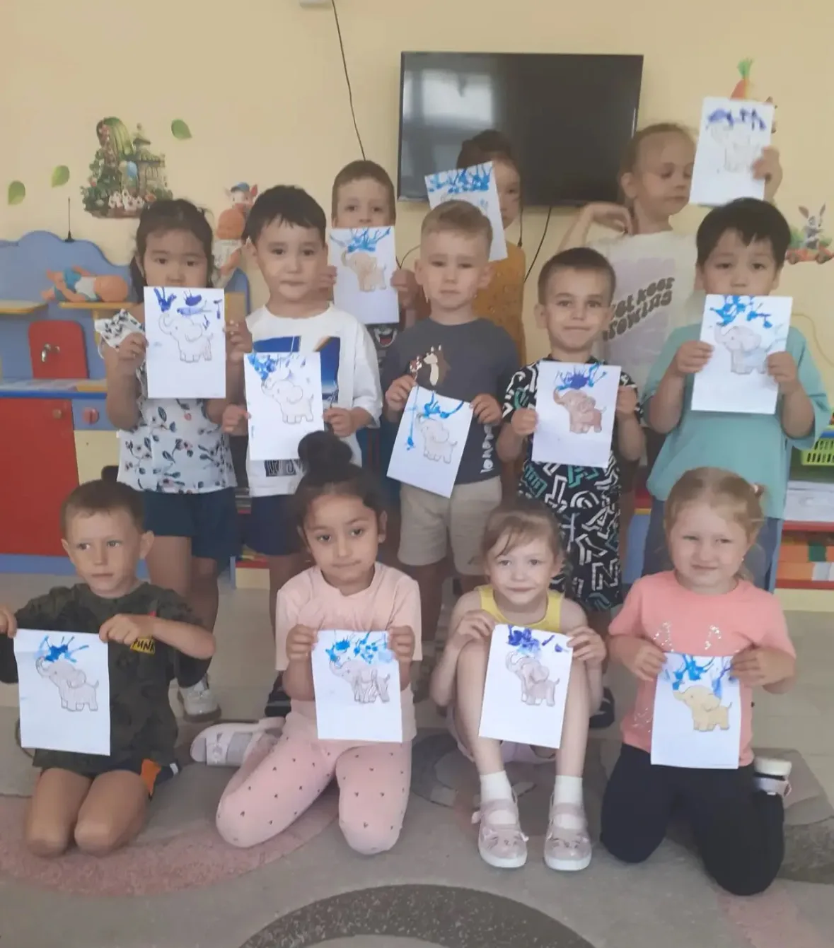 🎨✨ Волшебство кляксографии в группе № 12! ✨🎨

Наши юные художники покоряли необычную технику — кля