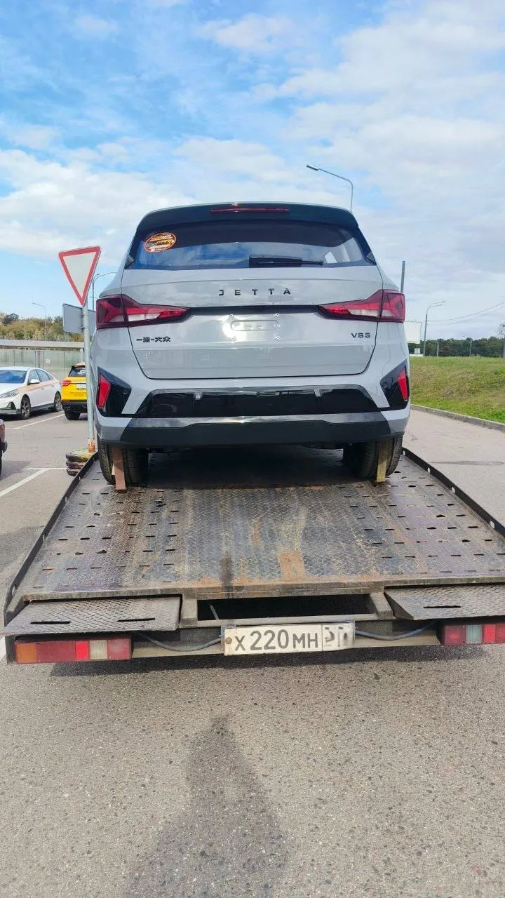 Сегодня из нашего московского офиса отправились сразу две абсолютно новые Jetta VS5 — о...