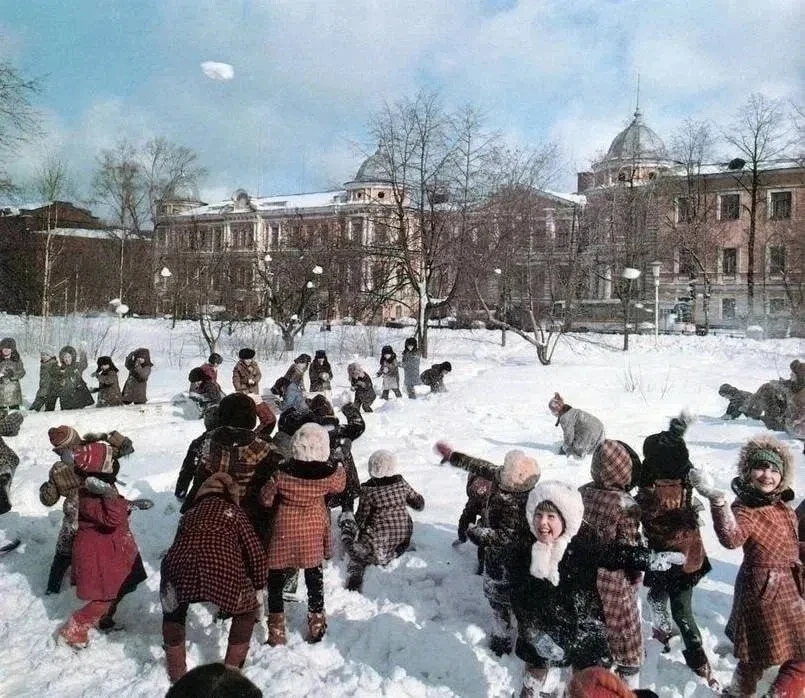 Игра в снежки в Комсомольском сквере (у Оперного театра), 1984 год.
