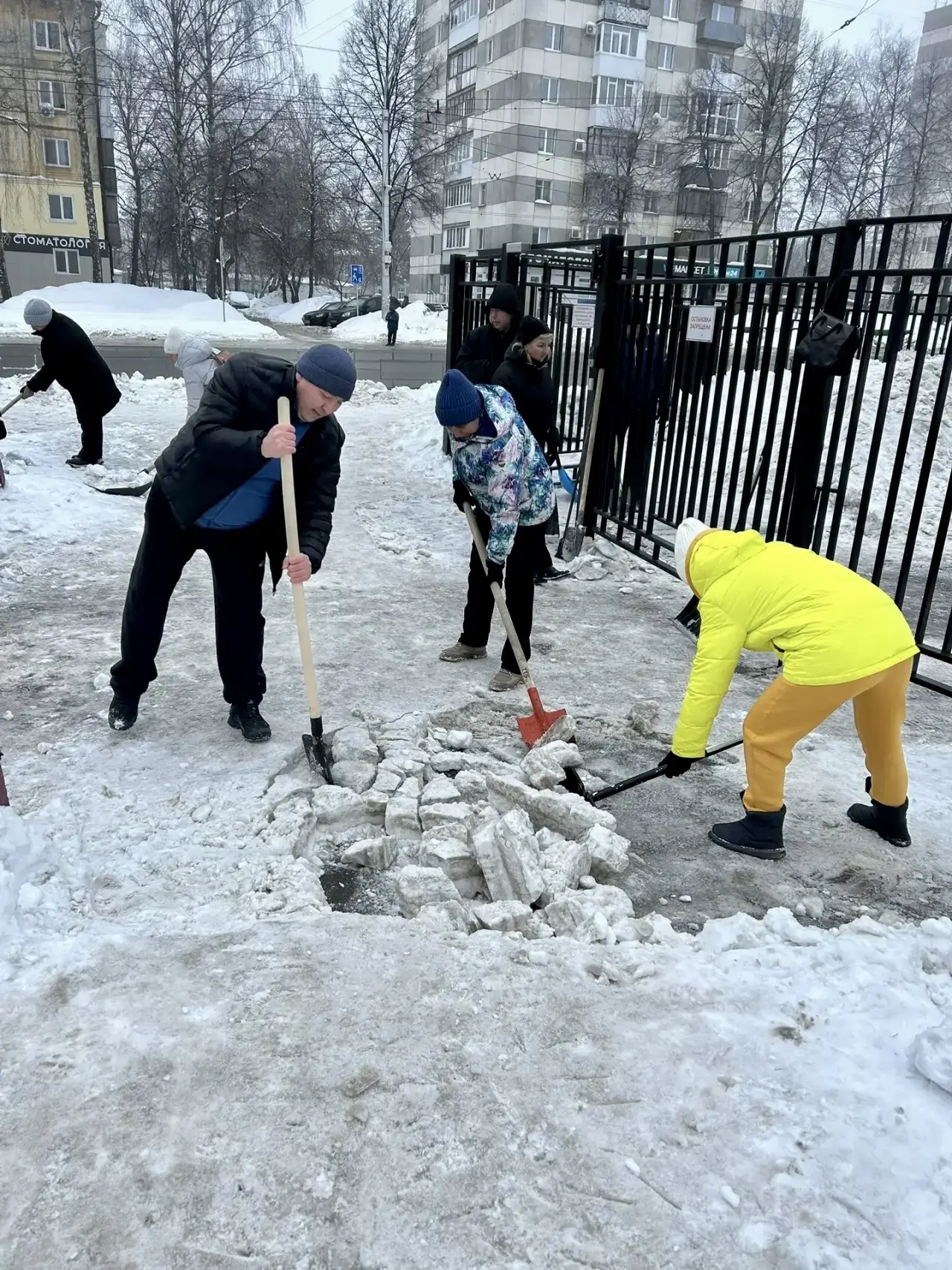 ❄️ Снежный субботник в действии! ☃️  Сегодня, 14 марта, наша гимназия превратилась в настоящую коман