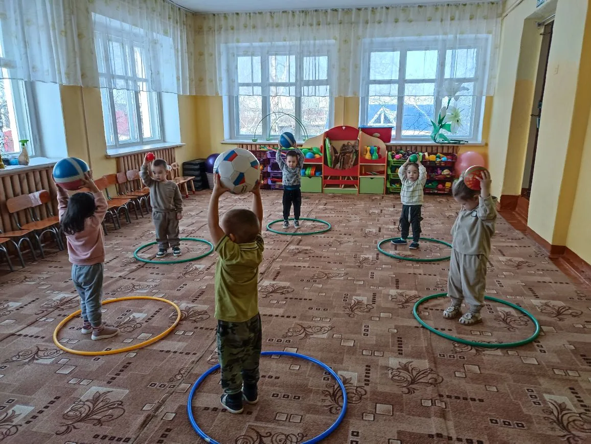 В первой младшей группе детского сада «Матрёшки» радостно и задорно прошло спортивное м...