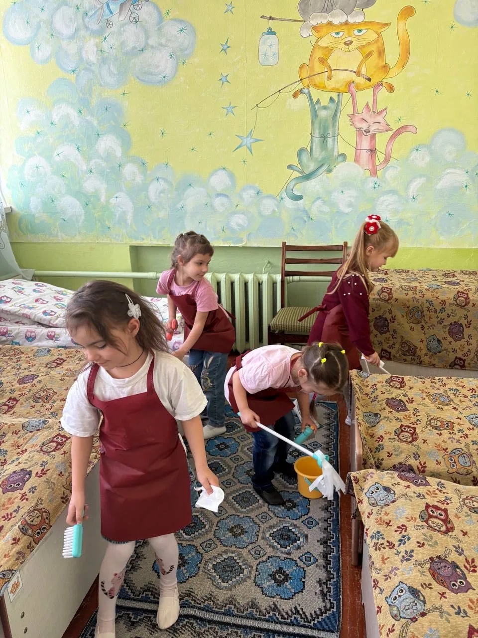 🌸Сегодня в средней группе «Пчёлки»🐝 прошло занятие «Учимся быть мамиными помощниками»...