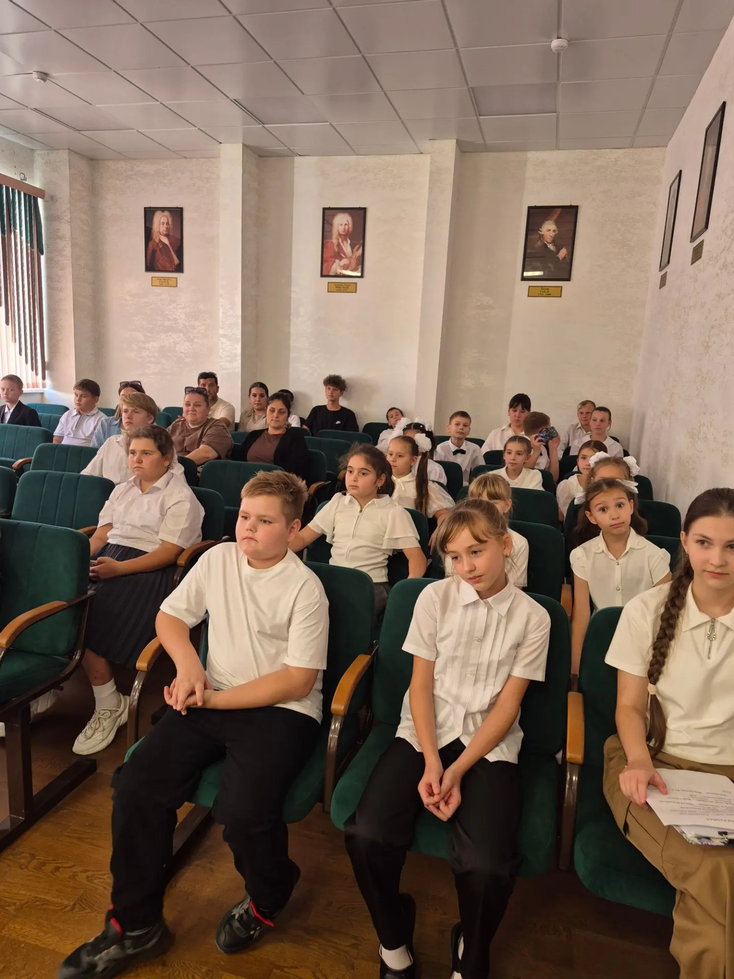 Сегодня актовый зал нашей Детской школы искусств наполнился звонкими голосами, живой му...