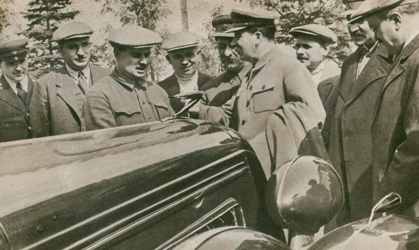 Директор автозавода имени Сталина Иван Лихачев (третий слева) показывает Иосифу Сталину первый совет
