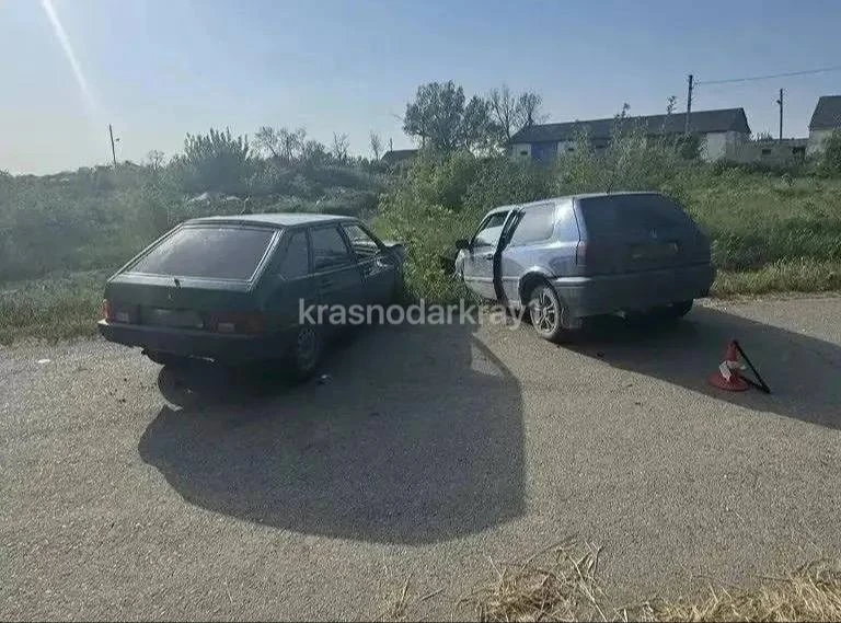 ⚡️В Анапе водитель, не достигший совершеннолетия, попал в ДТП  На улице Советской столкнулись ВАЗ-21
