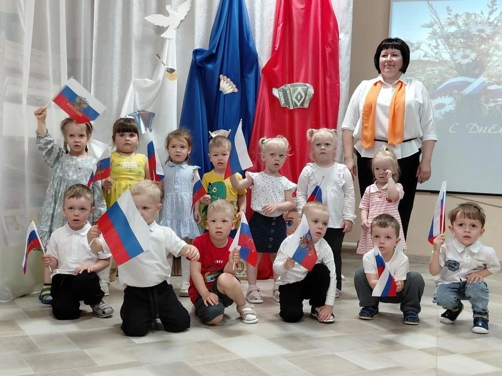 🇷🇺Искорки патриотизма
☀️11 июня в детском саду «Искорка» прошёл яркий и запоминающийся праздничный