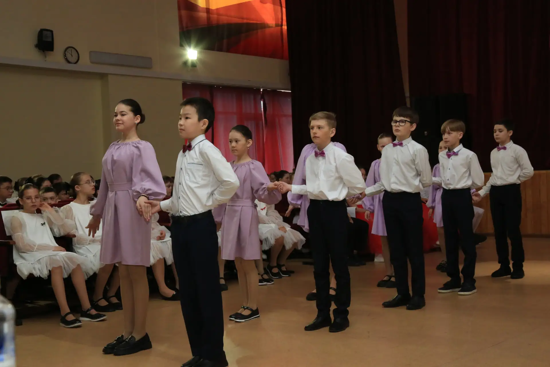 💃 Сегодня в школе — настоящий праздник грации и красоты! 💐  В актовом зале царила атмосфера настояще
