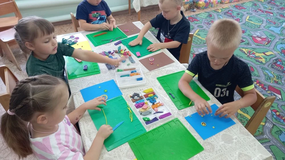 Цветочный бум в пластилинографии! 🌸

Сегодня наши ребята осваивали технику пластилинографии. Это бы