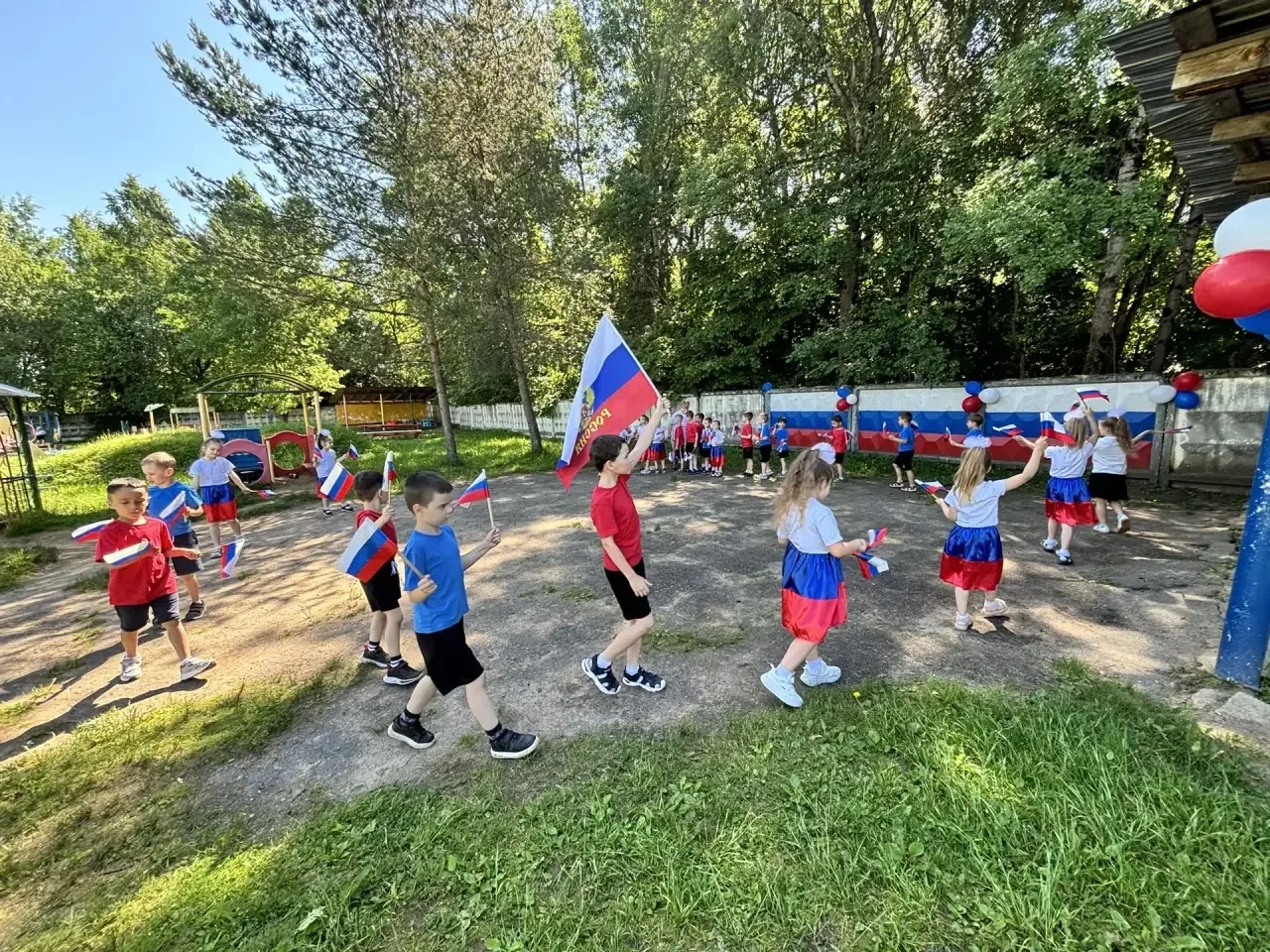 🇷🇺 МБОУ Ложковская СОШ (детский сад № 24)🇷🇺

🌟 Россия! Россия!
Твой праздник сегодня:
И взрослы