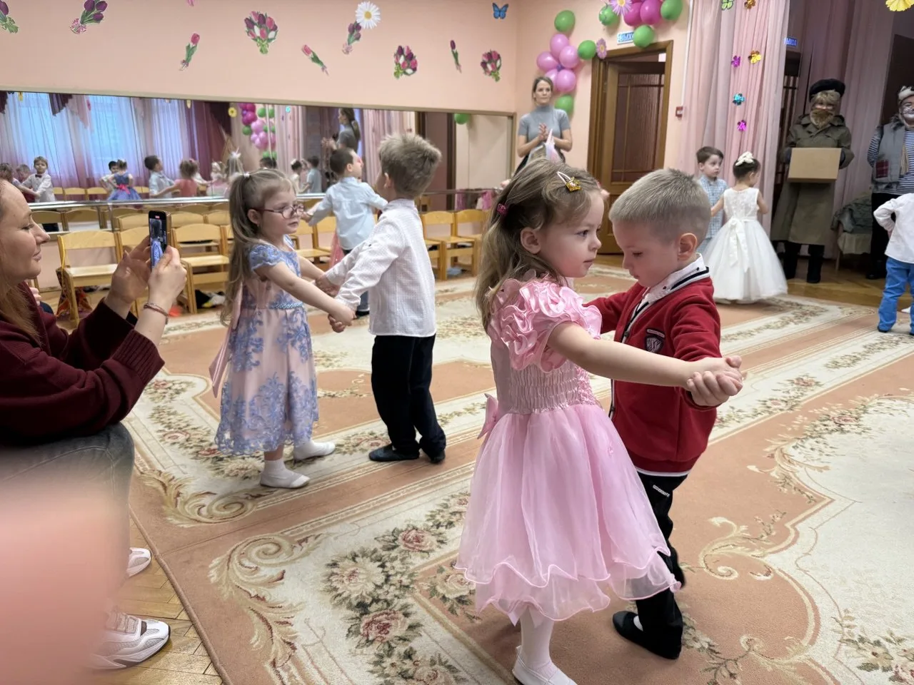 "Счастливым, радостным, прекрасным Пусть будет день и час любой, Как в этот нежный, добрый праздник,