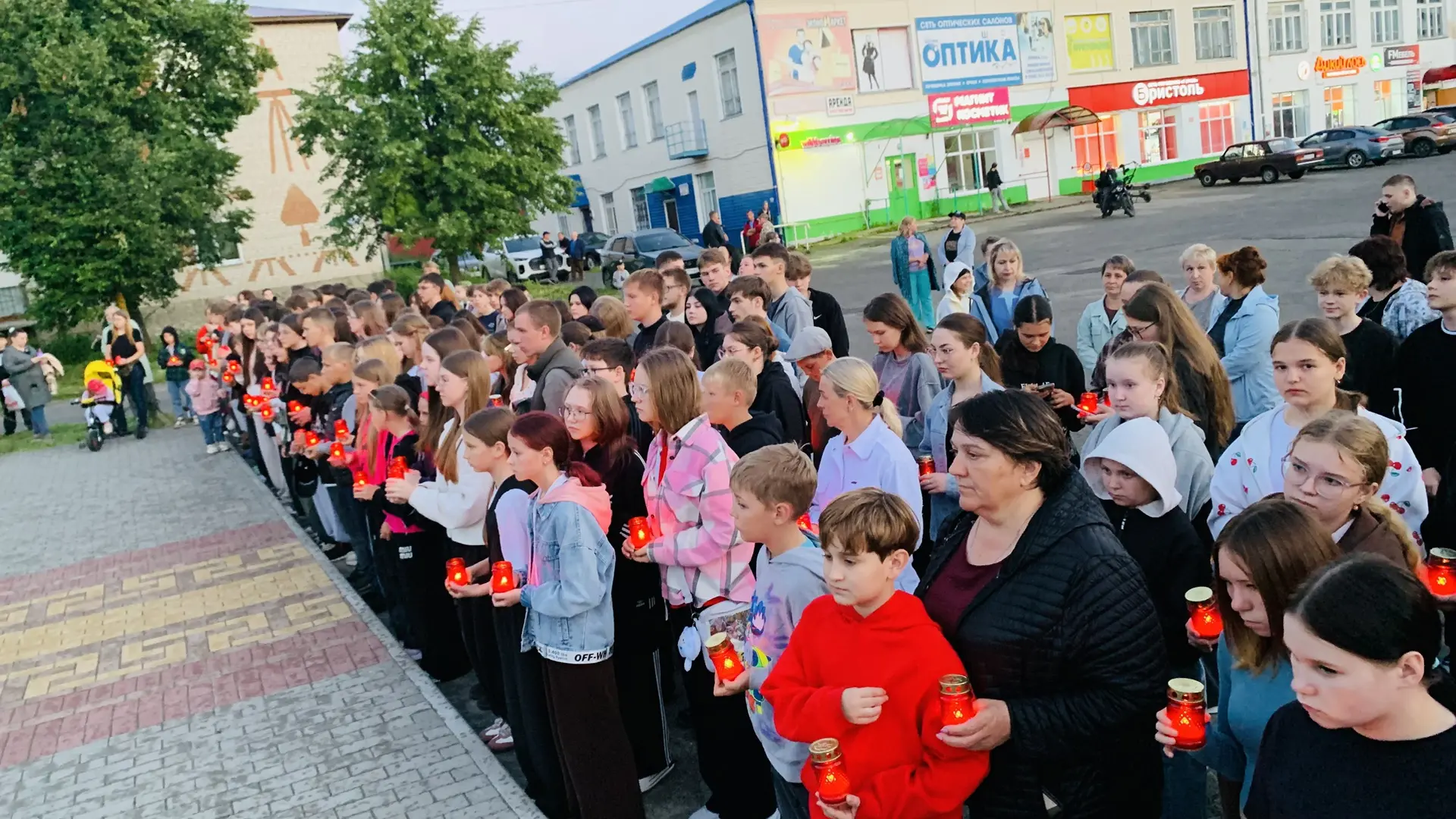 🗓️ В День памяти и скорби обучающиеся и учителя нашей школы вместе с жителями Порецкого присоединил