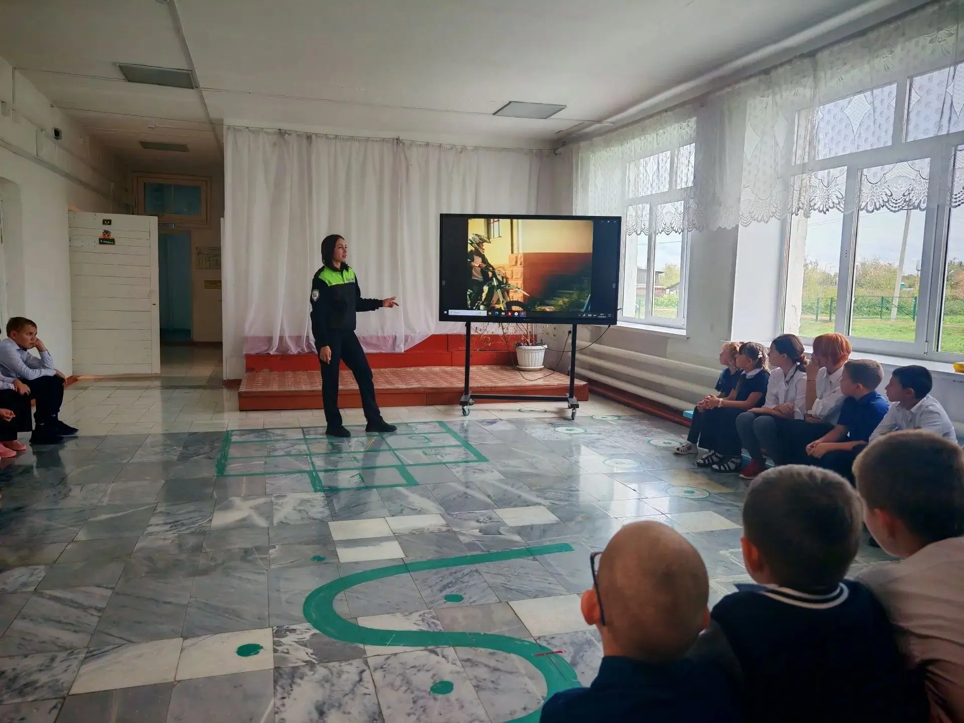 👮‍♂️Сотрудники Крапивинской Госавтоинспекции посетили Банновскую школу и провели с уча...