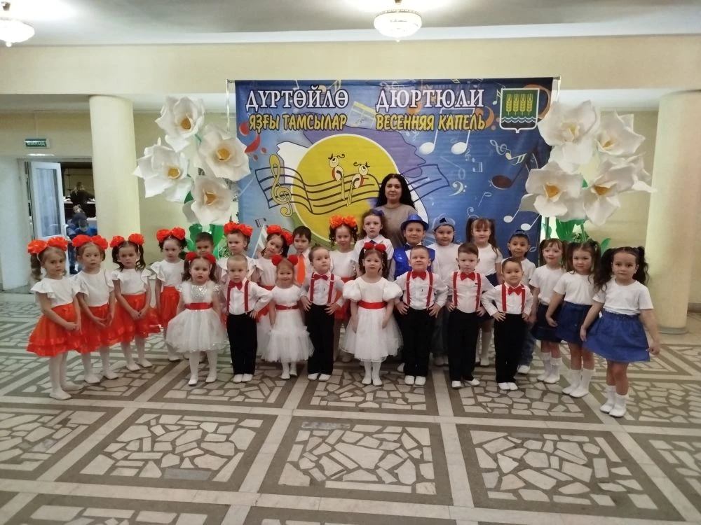 Что за музыка на улице слышна? 🎼🎵🎶
Это снова на дворе поёт весна. 
Птичьи трели засвистели и капе