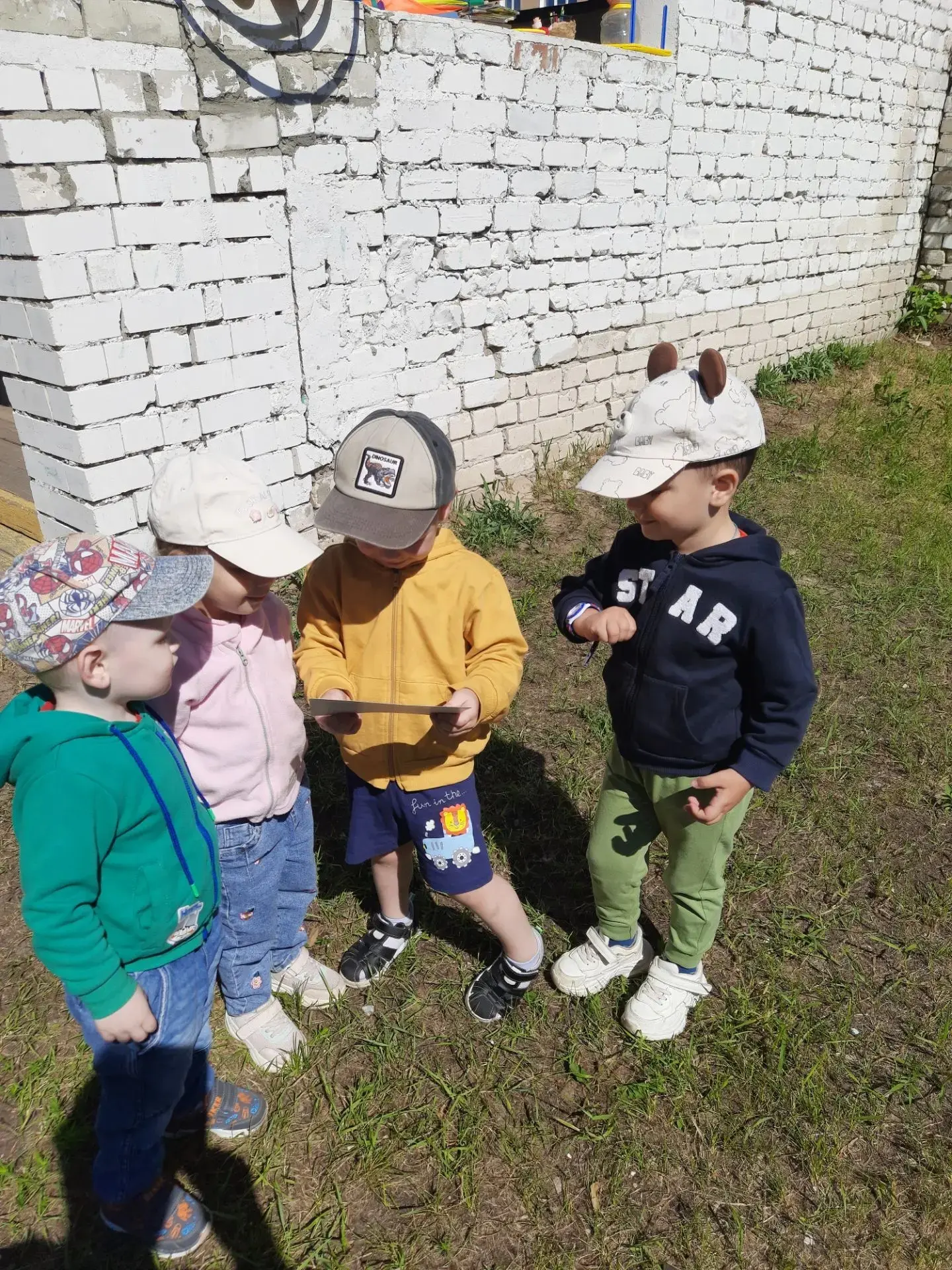 Сегодня в группе раннего возраста малыши познакомились с явлениями природы и насекомыми: комарами, м