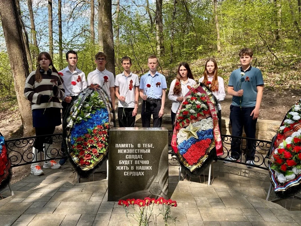 🌷 Память героев: школьники возложили цветы к памятникам в преддверии Дня Победы  8 мая, в преддверии