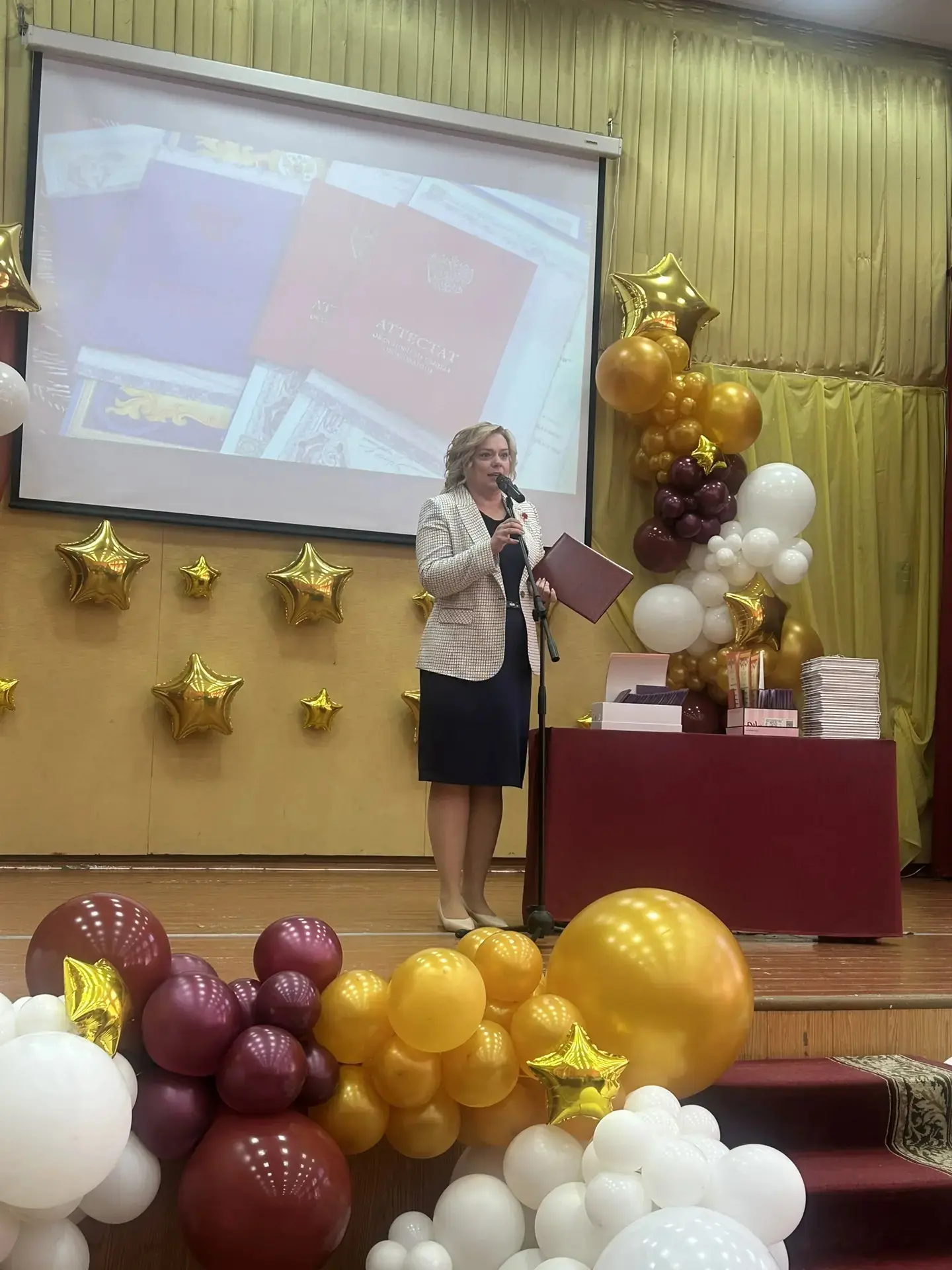 Сегодня в МАОУ СОШ № 10 особенный день! 🎉 Мы с гордостью и легкой грустью отпускаем во взрослую жиз