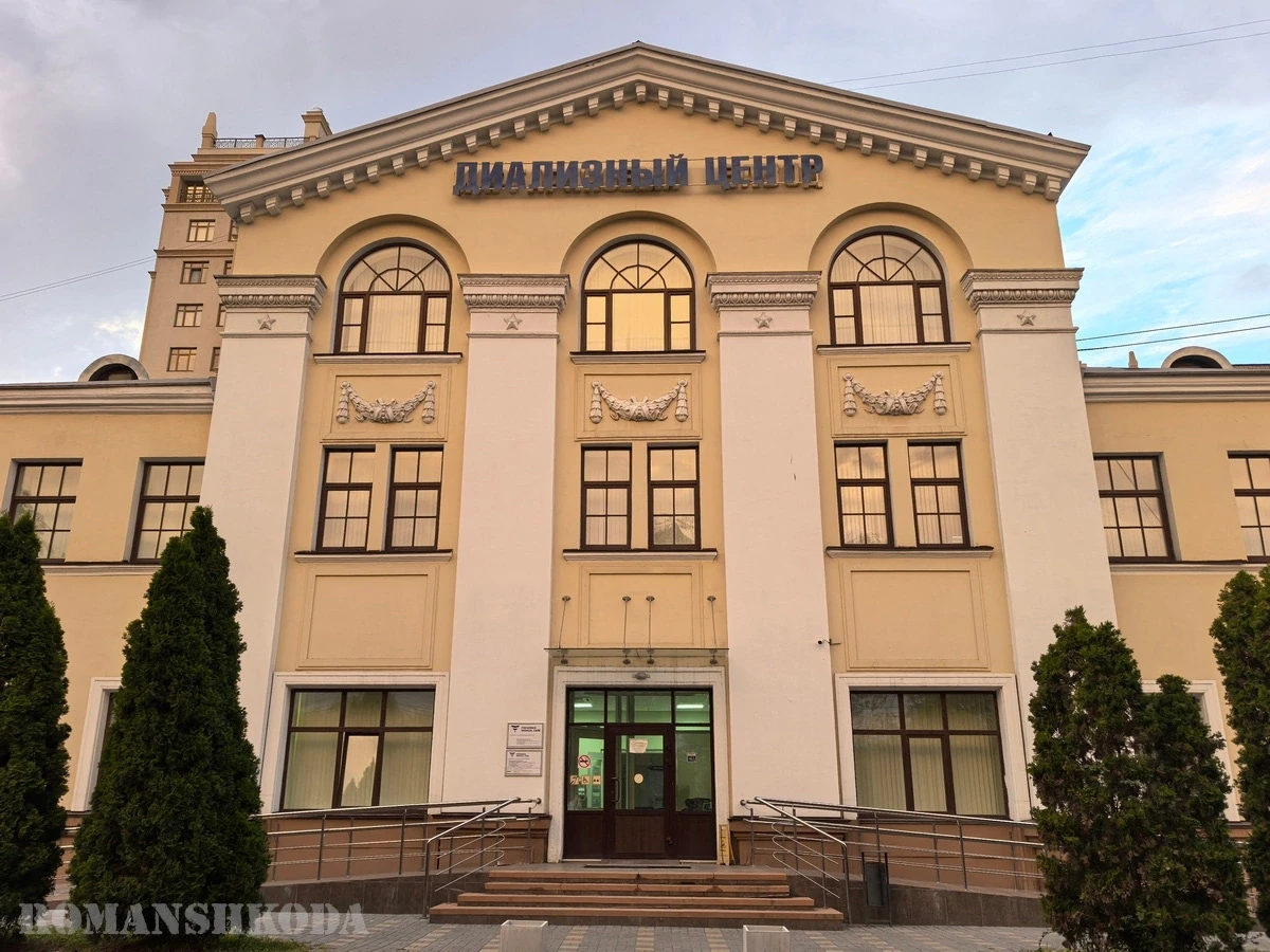 На пр. Ленина стоит здание сталинской постройки, на фронтоне которого красуется надпись...