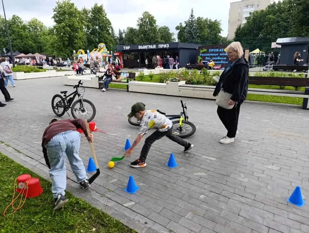 Сегодня в парке Первомайский наши педагоги проводили активные игры для всех желающих , а также прове