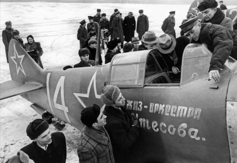 В ноябре 1943-го на лётном поле Московского центрального аэродрома состоялась торжестве...