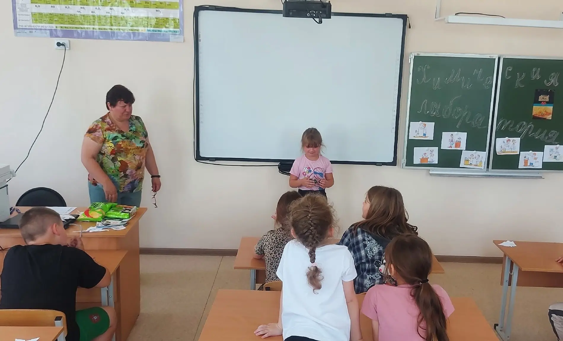 Сегодня ребята из лагеря «Ласточка» стали гостями химической лаборатории. Учитель
химии Юдакова Т.Н.