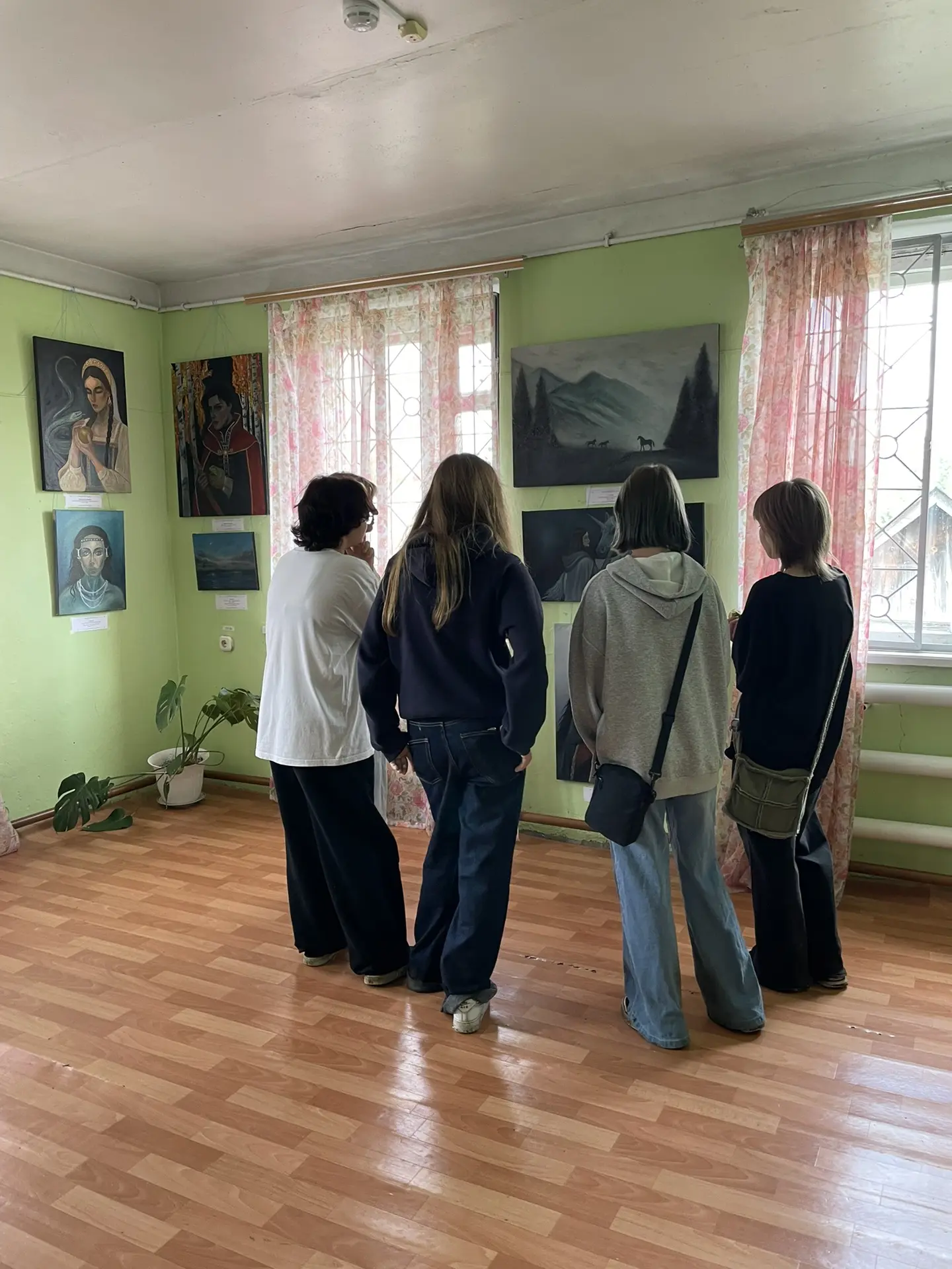 выставку работ талантливой художницы Алины Куприяновой уже посетили первые гости.
Посетители с больш