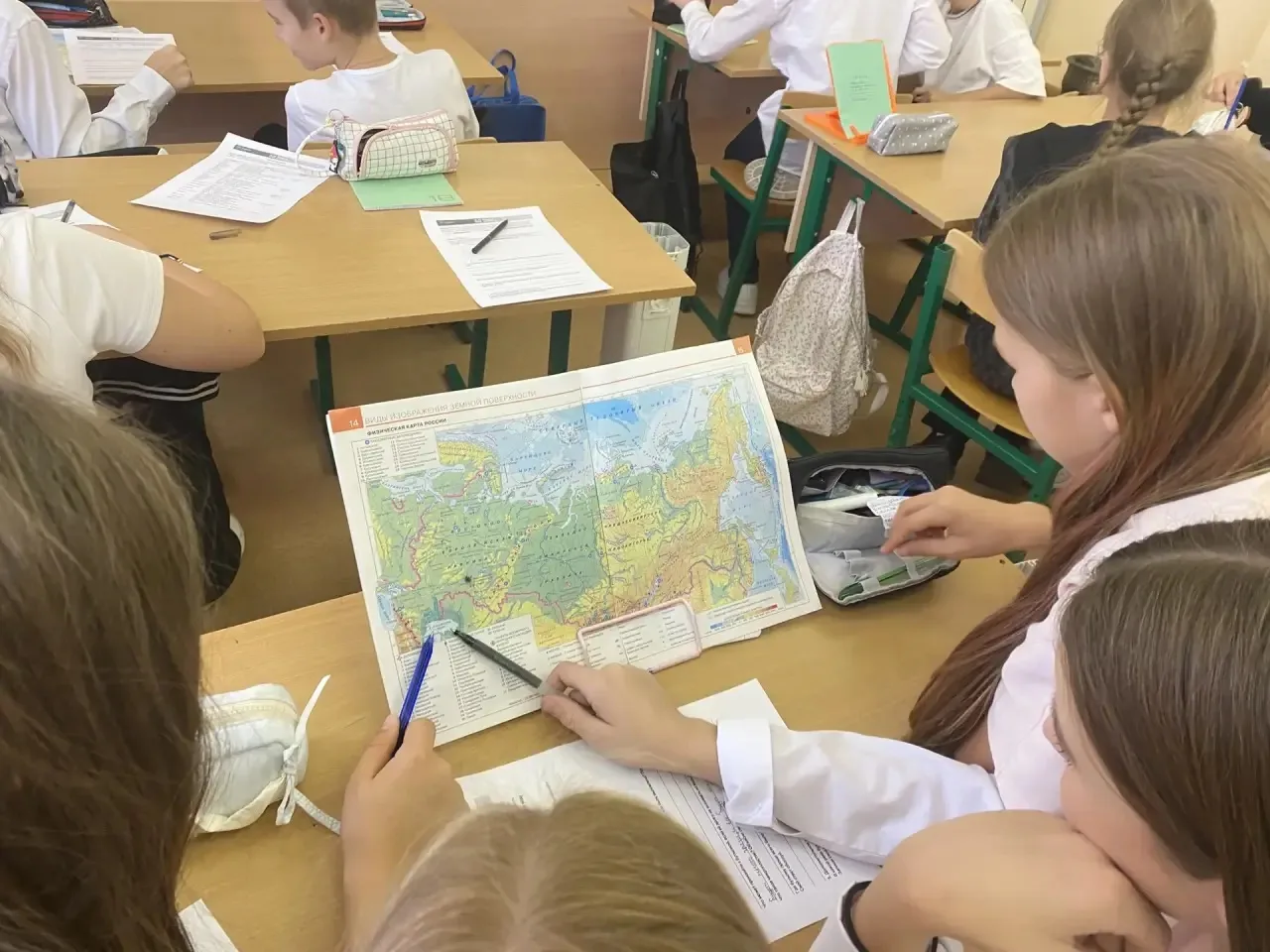 🌿 Для учащихся 6 И класса прошёл урок-игра «Куда уплывёт пластик?» в рамках масштабной...