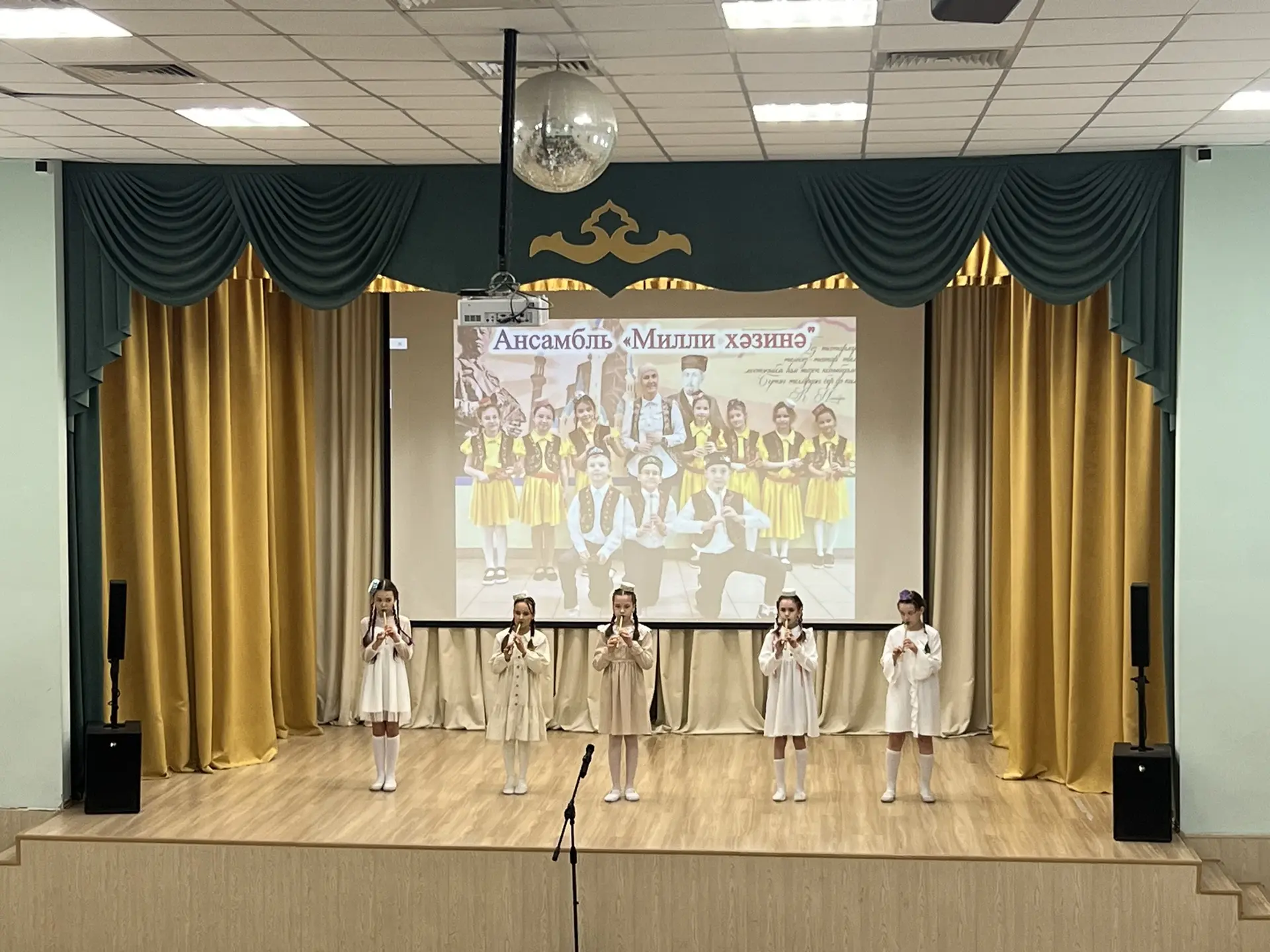 ✔️21 майда безнең гимназиядә өстәмә белем бирү түгәрәкләренең иҗади отчет концерты узды.  Сәхнәдә ха