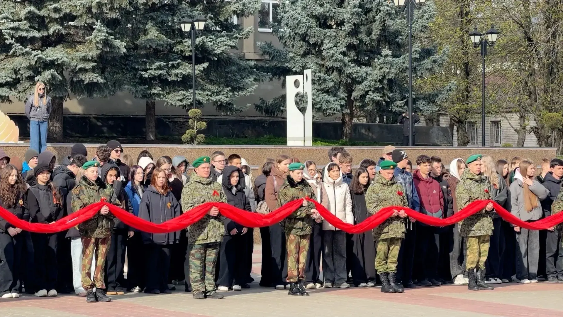 В преддверии великого Дня Победы наша школа присоединилась к Всероссийской акции «Знамя Победы». Это