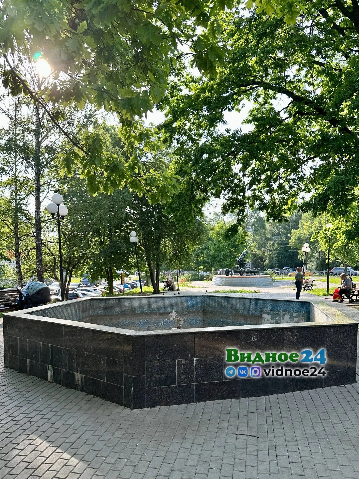 Видное, 20 мая 2026, 30 °С. В городе работает только три фонтана из шести.  Подписывайтесь на Видное