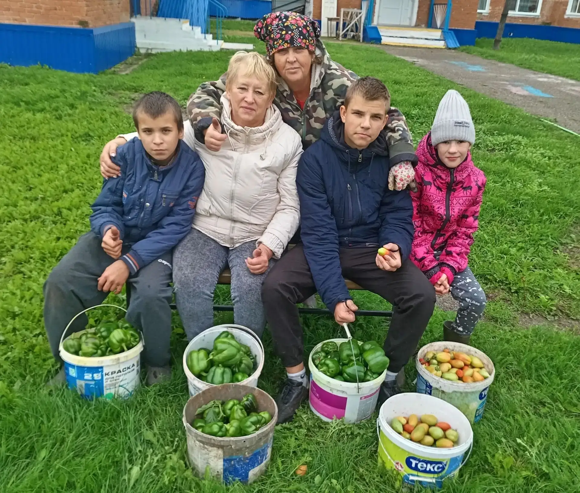 С приходом осени для юных агрономов наступает самая напряженная пора. Пока стоит хороша...