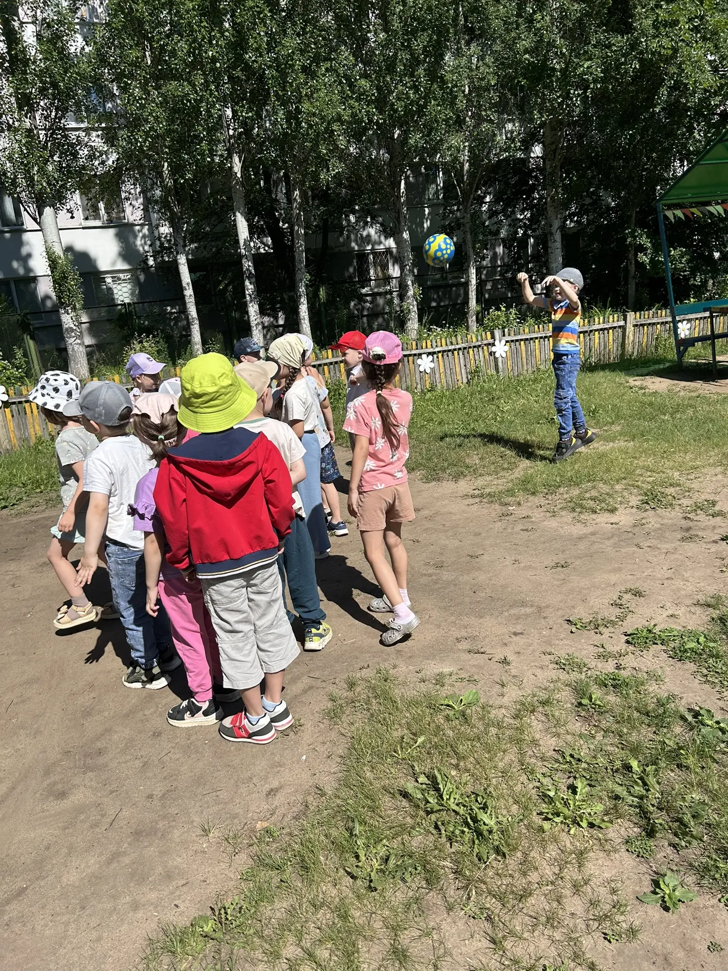 5 группа сегодня играли в игру «Вышибалы». Подвижная игра с мячом, которая развивает ловкость, метко