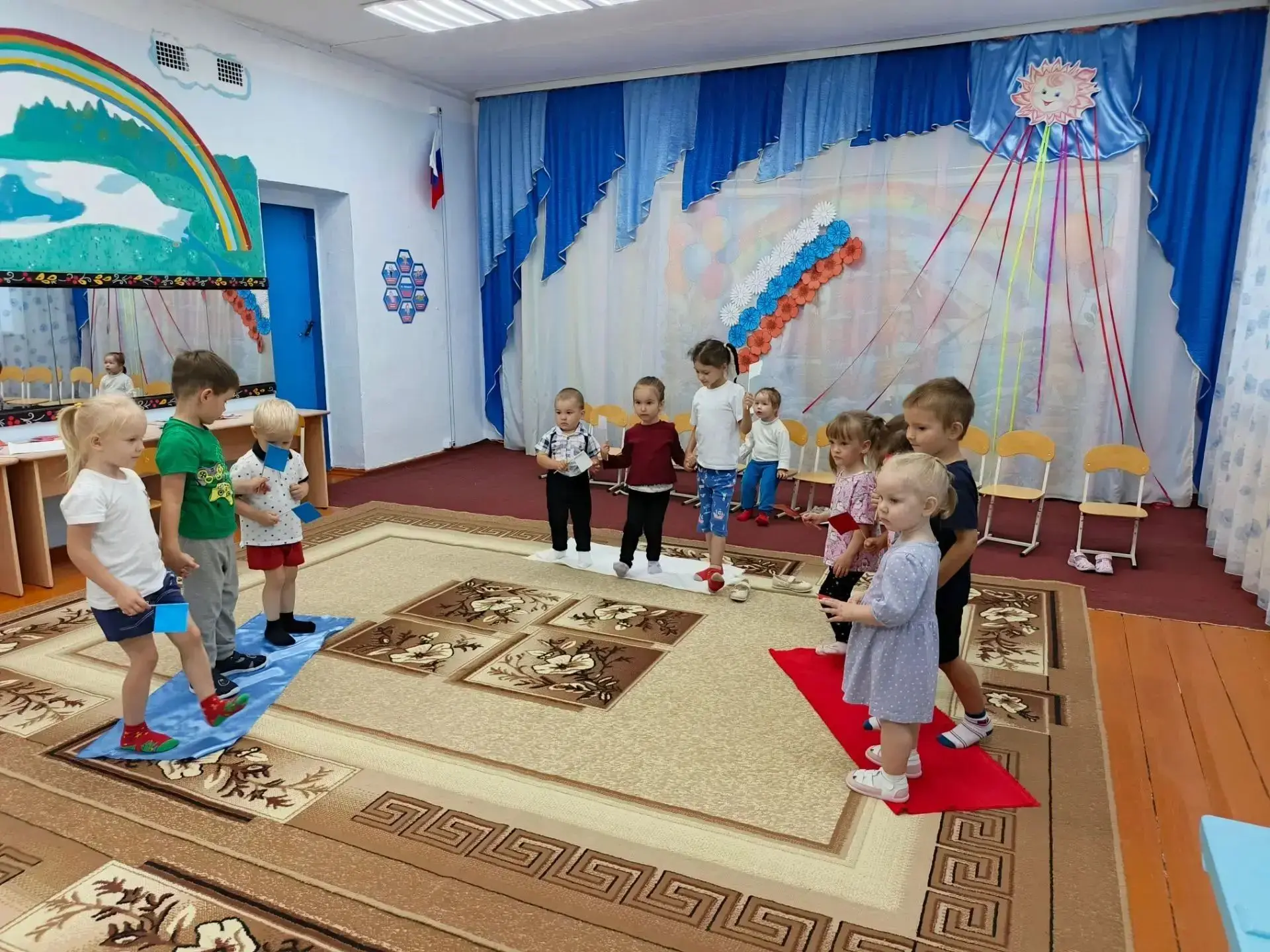 🇷🇺 "Три цвета Родины" : как  малыши детского сада "Колосок"  праздновали День флага 🎈