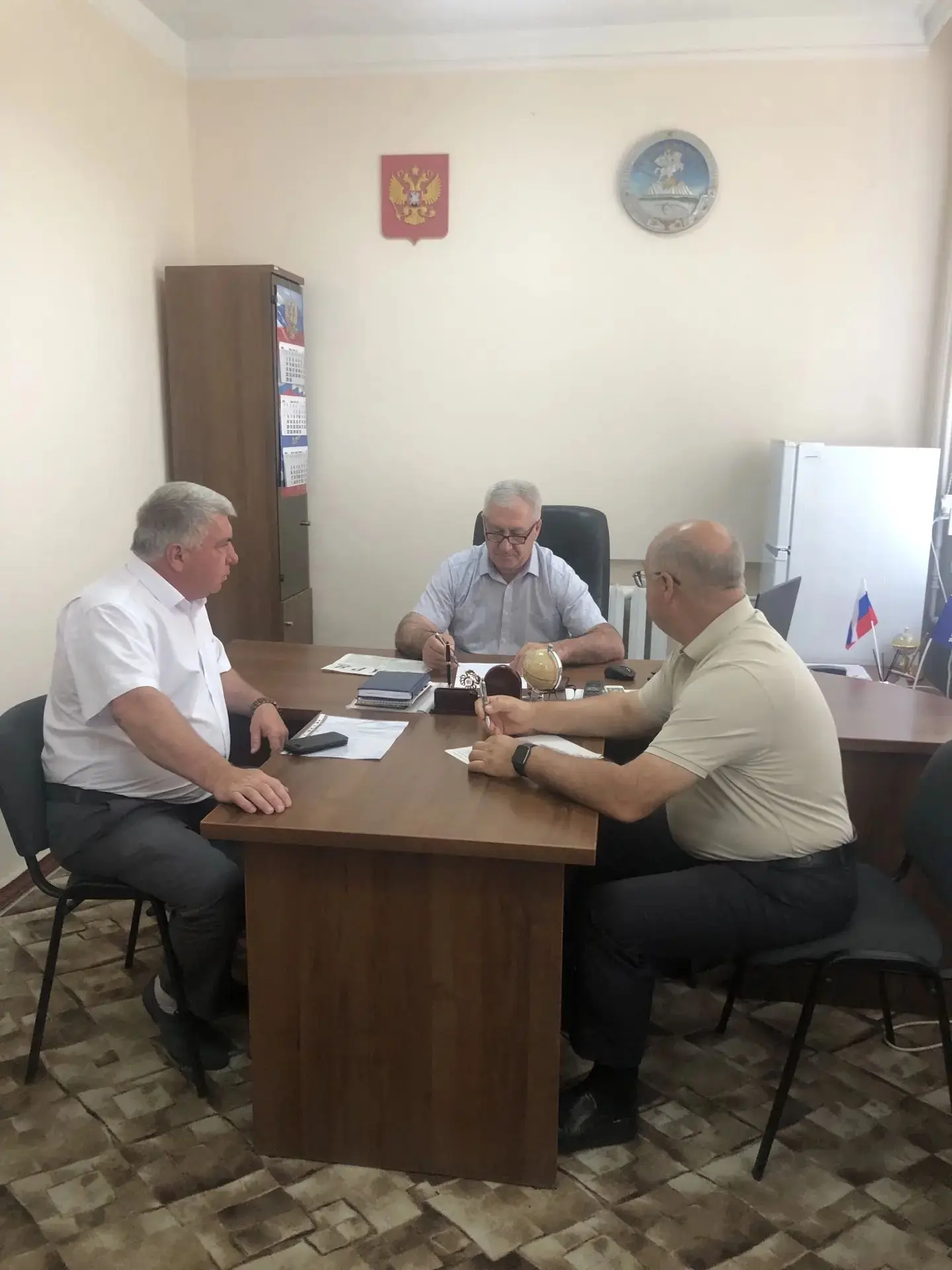 В кабинете председателя Совета народных депутатов муниципального образования "Шовгеновский район", р