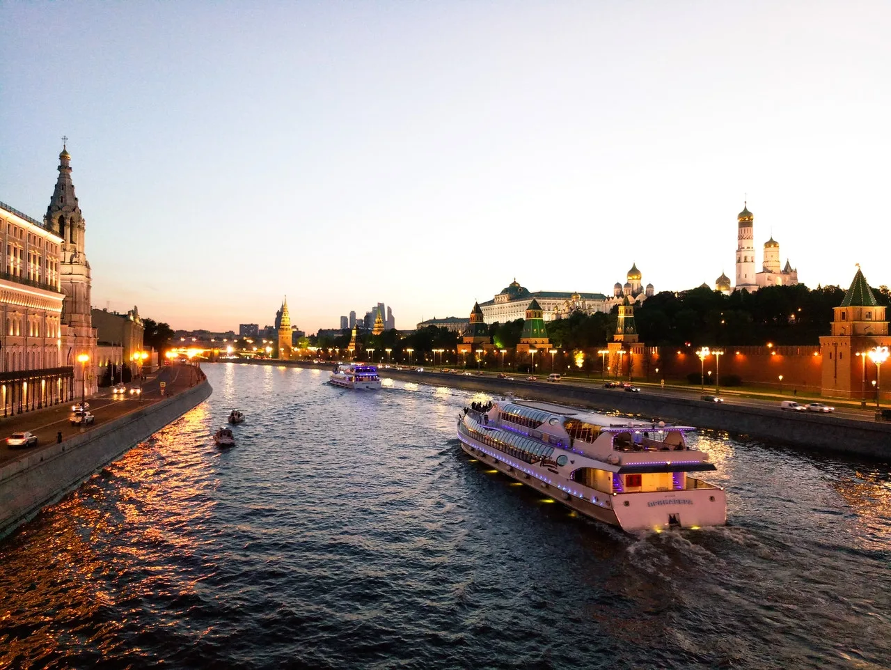 В Москве запустили новый маршрут речных электросудов: Лужники — Киевский