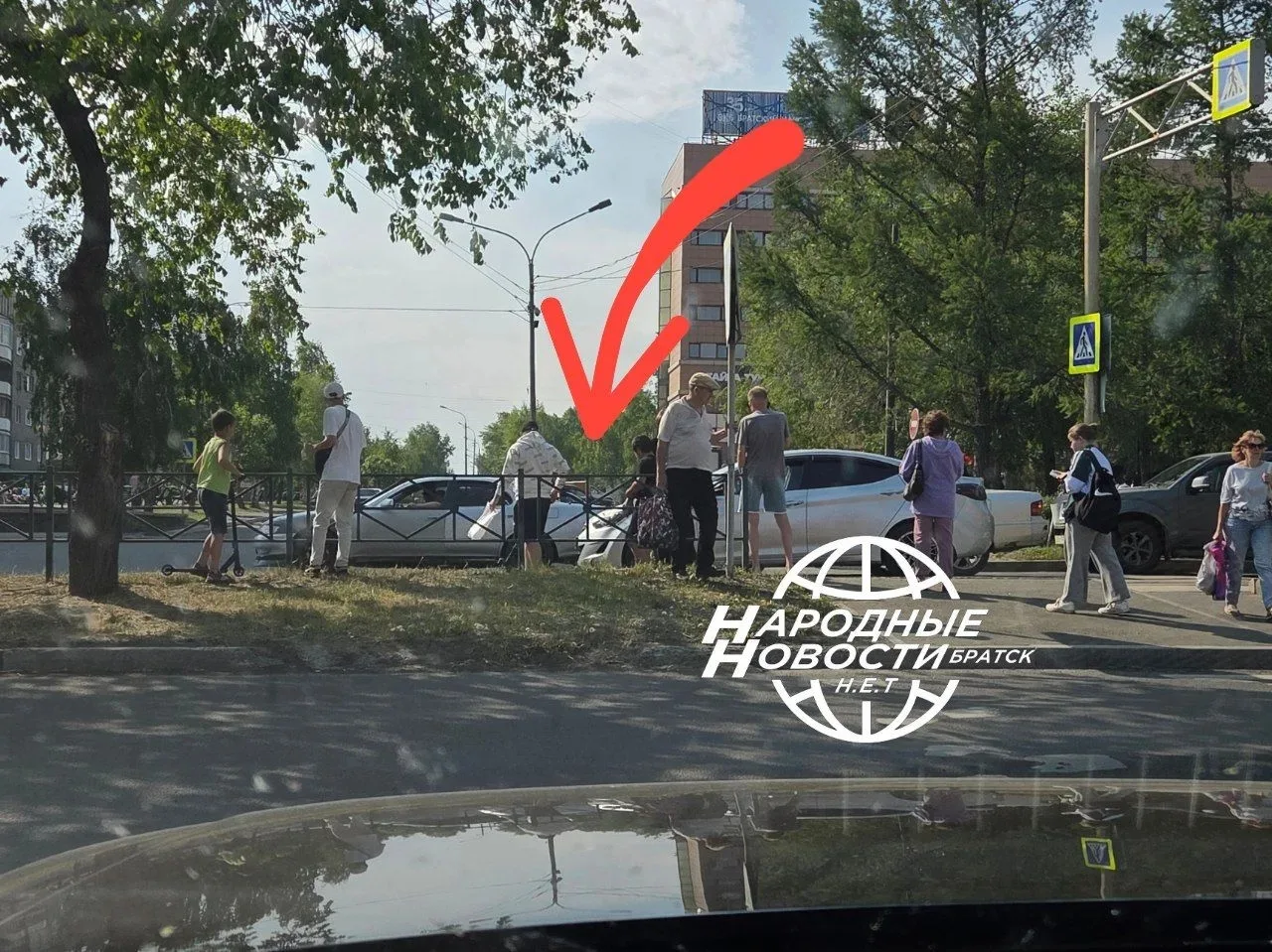 И снова пешеход и снова самокат под колёсами..... потерпевшего не видно


Скорая помощь только что ,