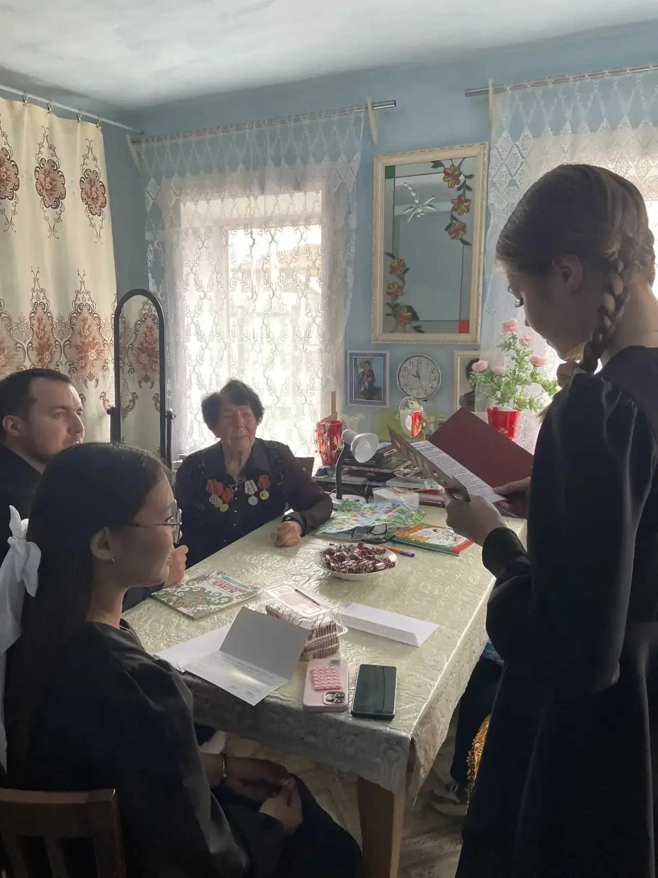 Ученики школы в гостях у ветерана Великой Отечественной войны 🇷🇺  В преддверии Дня Победы и в рамках
