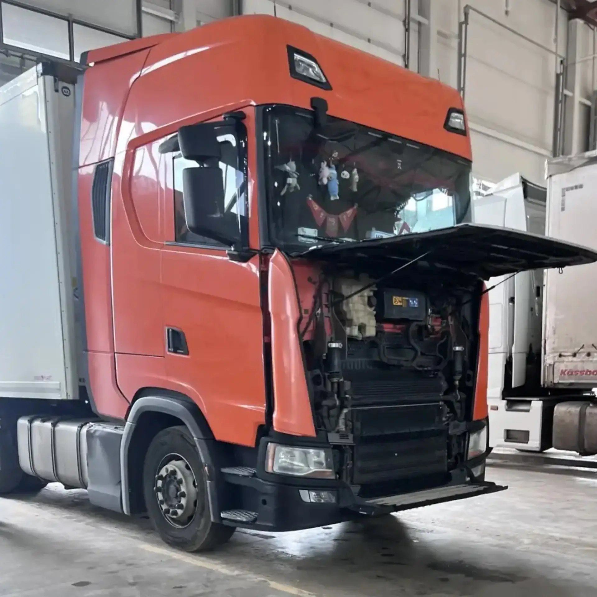 На днях в Сервис-Транс+ заехал тягач Scania. У него в правой фаре перестал гореть габар...