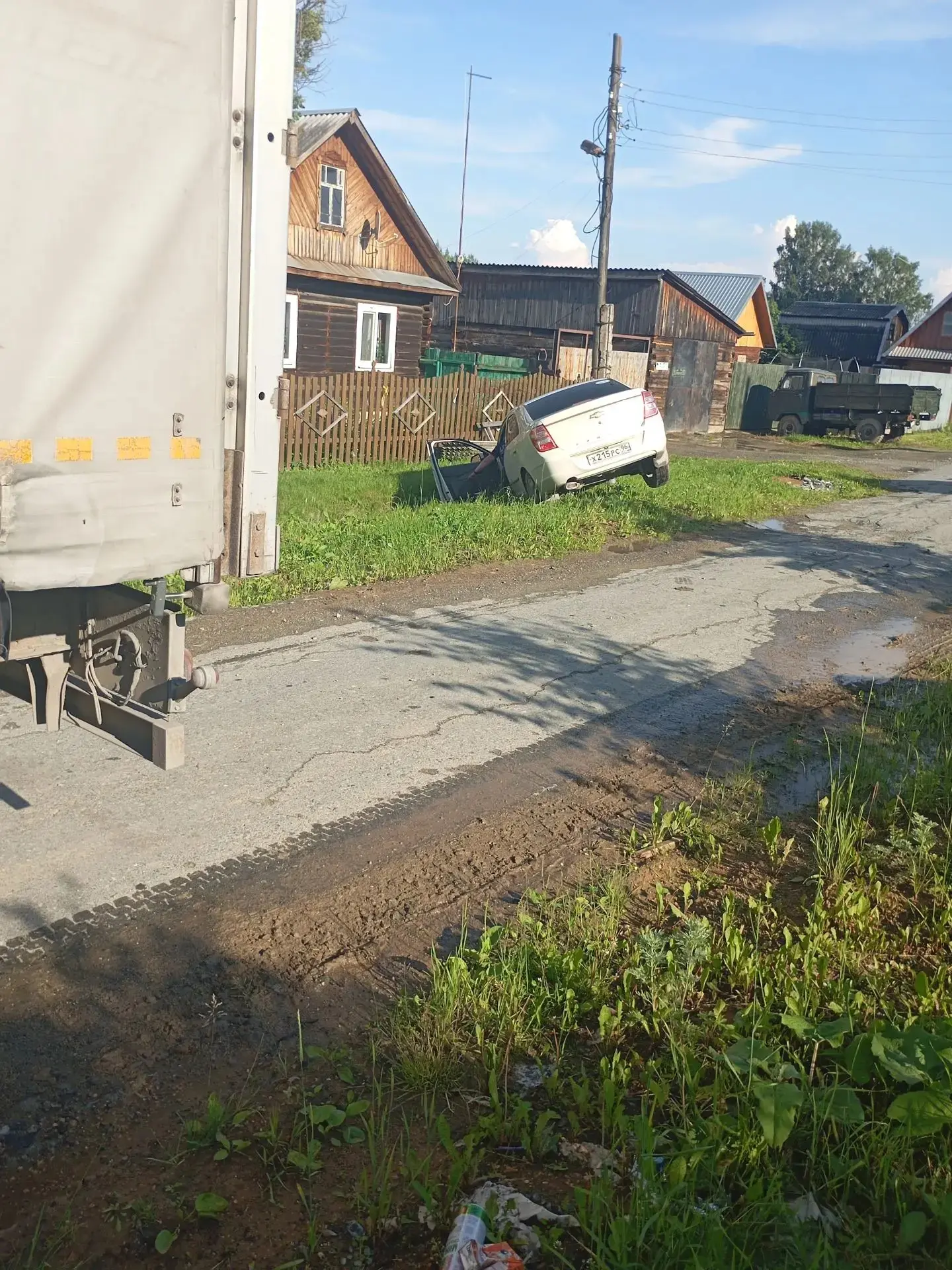 На Изумруде Шевроле устала и прилегла отдохнуть в канаву