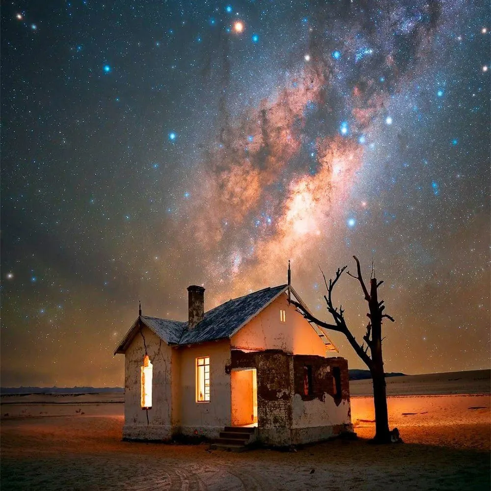 Заброшенный домик под полосой Млечного Пути ✨  Фотография сделана посреди пустыни Калахари в Намибии