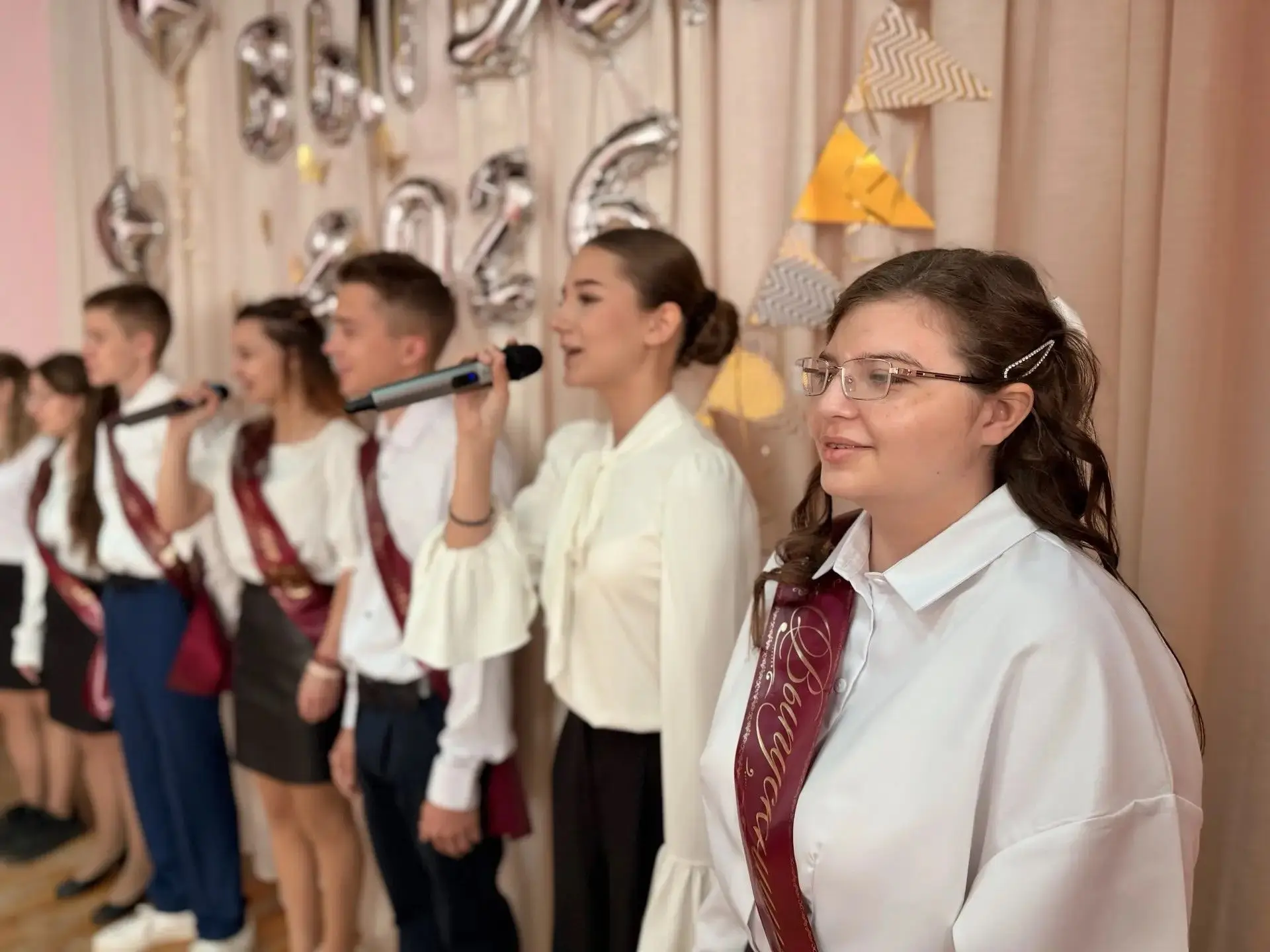 Сегодня в нашей школе прозвенел Последний звонок для ребят 11 класса — важный и трогате...