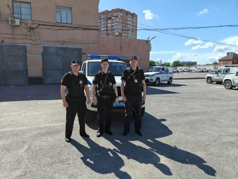 Ростовские полицейские с мигалками провезли мужчину к больной бабушке — лекарство нужно...